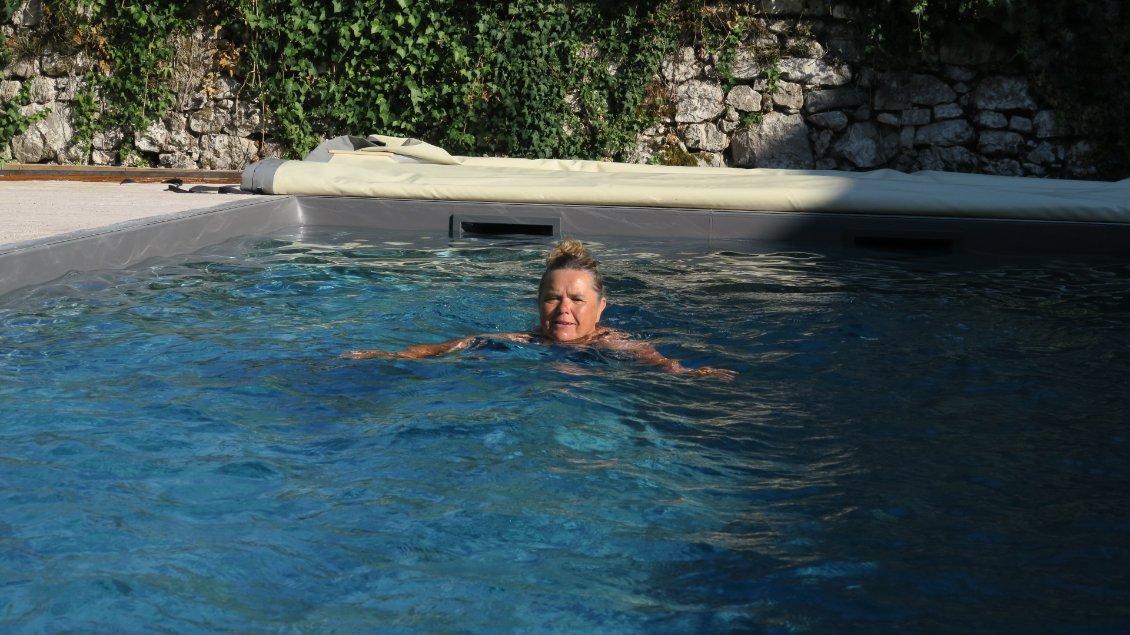 De quoi peut on rêver par une chaude journée de randonnée qui se termine un peu dans la galère ? D'une piscine ! Et bien vous savez- quoi ? Elle est là et ça fait un bien terrible. Merci