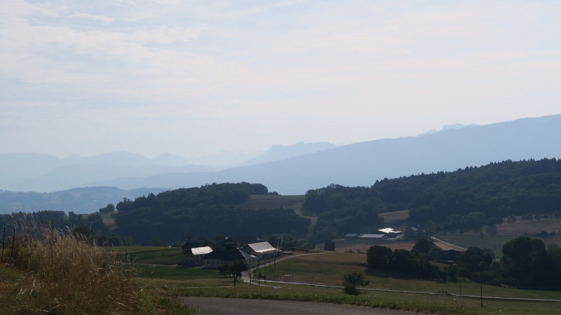 Là bas, au fond, nous commençons à voir les sommets des Aravis. C'est bon aussi d'apercevoir la maison