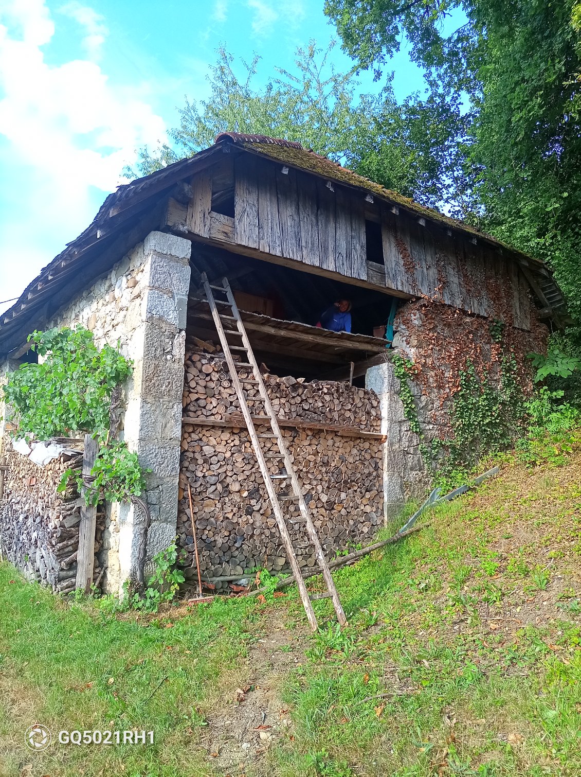 On dort à l'étage. L'orage peut éclater, nous sommes au sec et en sécurité