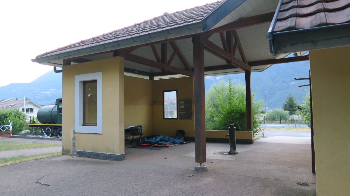 Bivouac dans l'ancienne gare. Les trains n'ont pas été très bruyants
