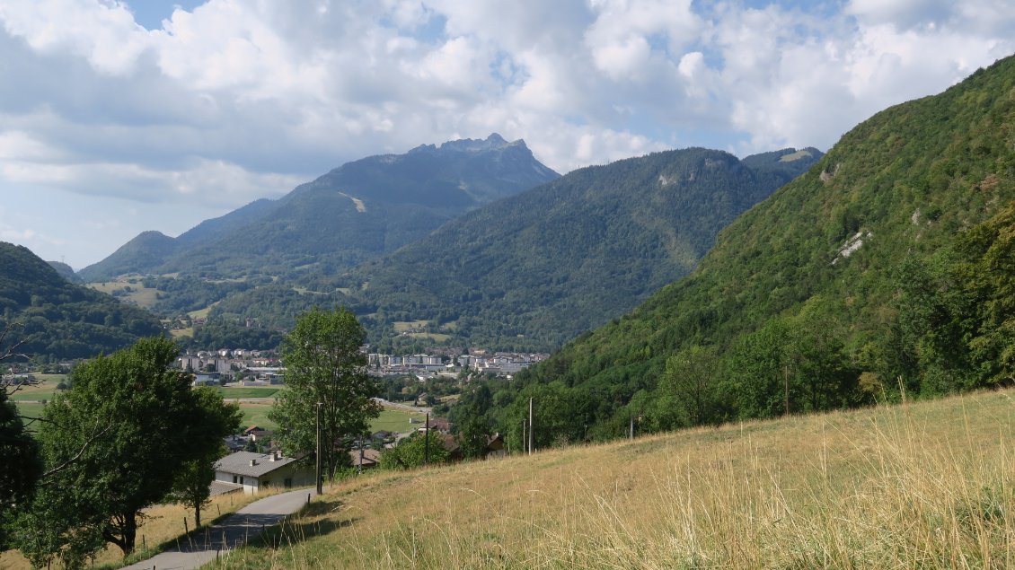 On s'élève doucement dans la vallée