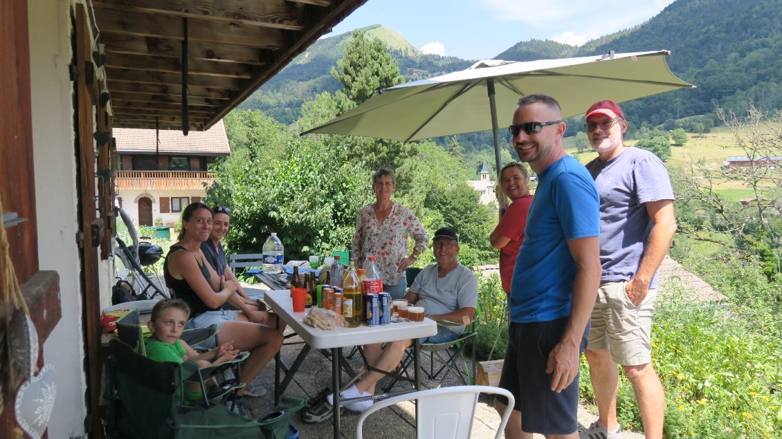 Julien et Céline nous ont aussi préparé un pique nique surprise à la maison.
Merci beaucoup de ces attentions, elles nous touchent.