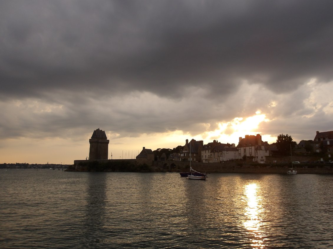 Superbe anse de Solidor (et sa tour), on adore. En plus il y a plein de bar avec vue sur le bateau pour boire une bolée de cidre quand les enfants dorment :)