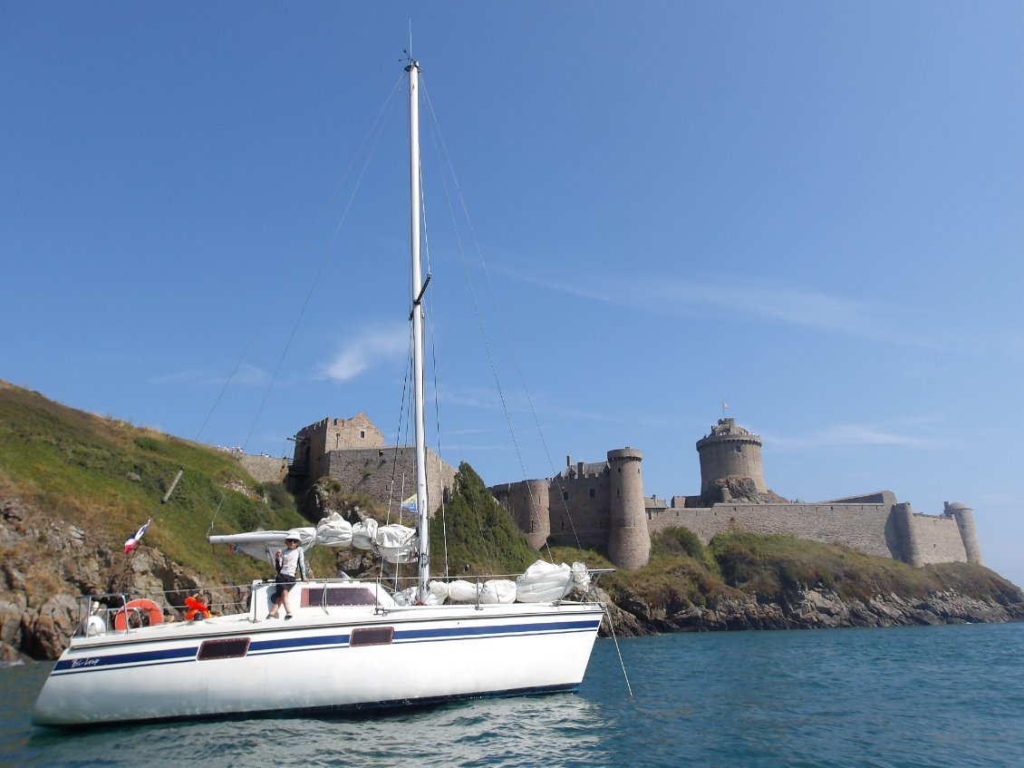 Mouillage de corsaires au Fort de la Latte !!