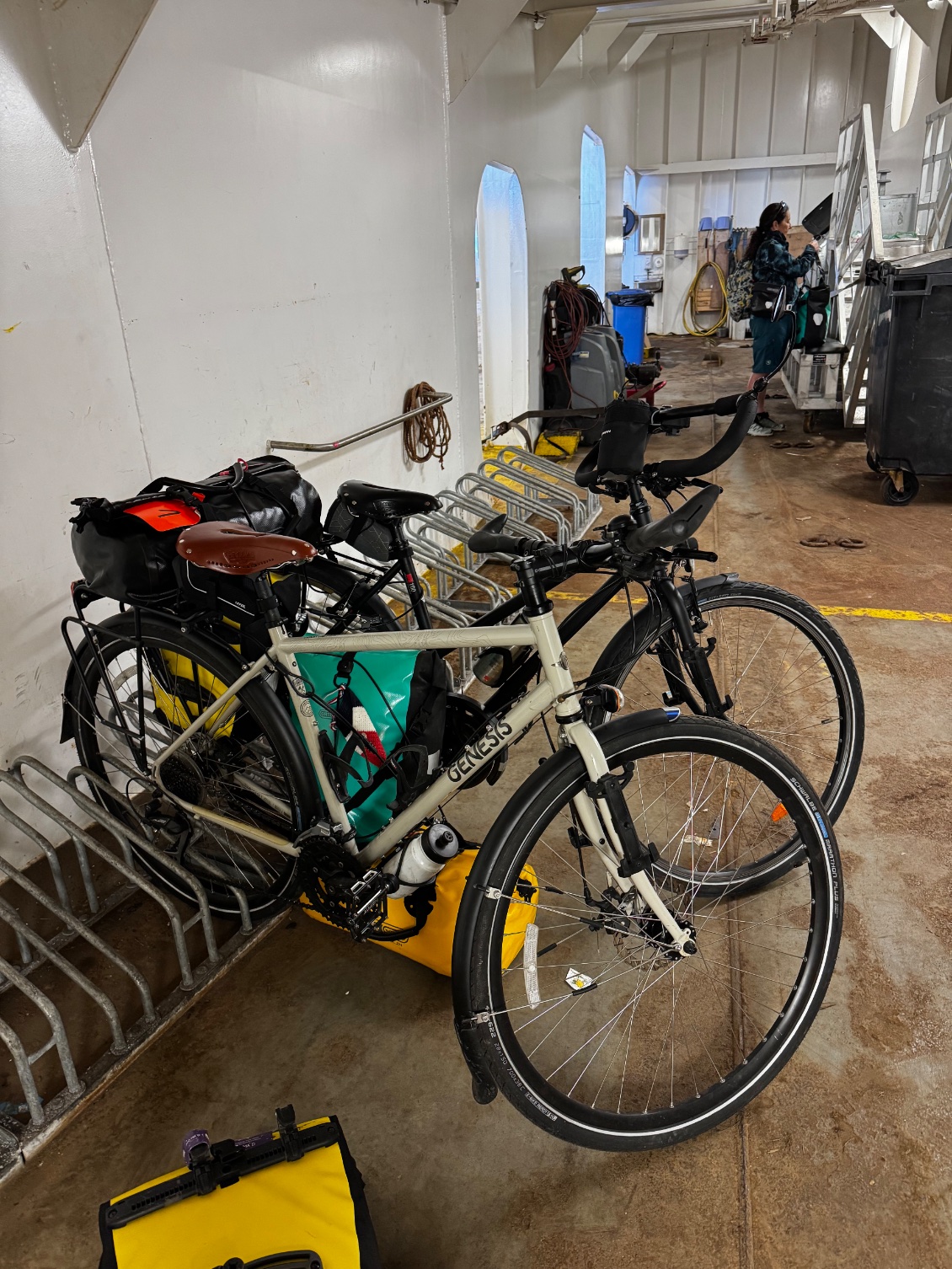 Rangement des vélos. On laisse une partie de nos bagages. Pas utile de se charger.