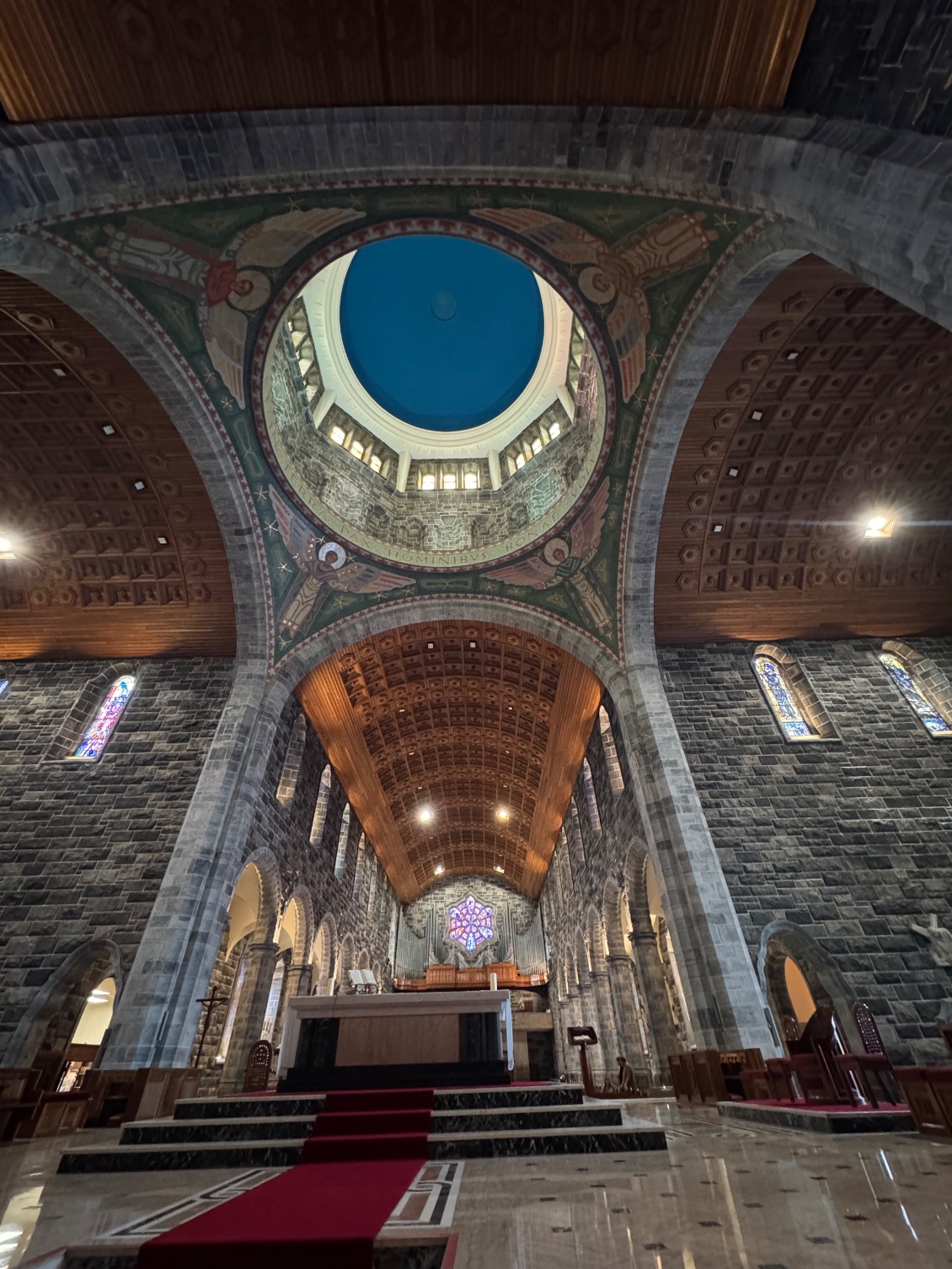 Beaux plafonds pour la cathédrale de Galway qui tranchent avec la pierre grise