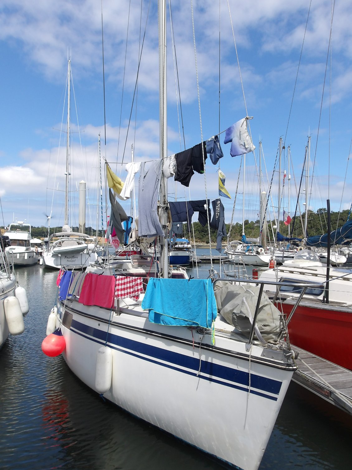 Jour de lessive, on ne manque pas de bouts sur un bateau pour sécher le linge :)