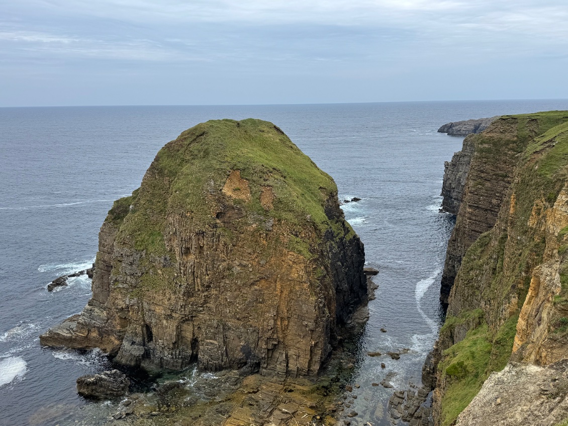 Un magnifique stack où il a fallu s’approcher du bord de la falaise pour le voir 