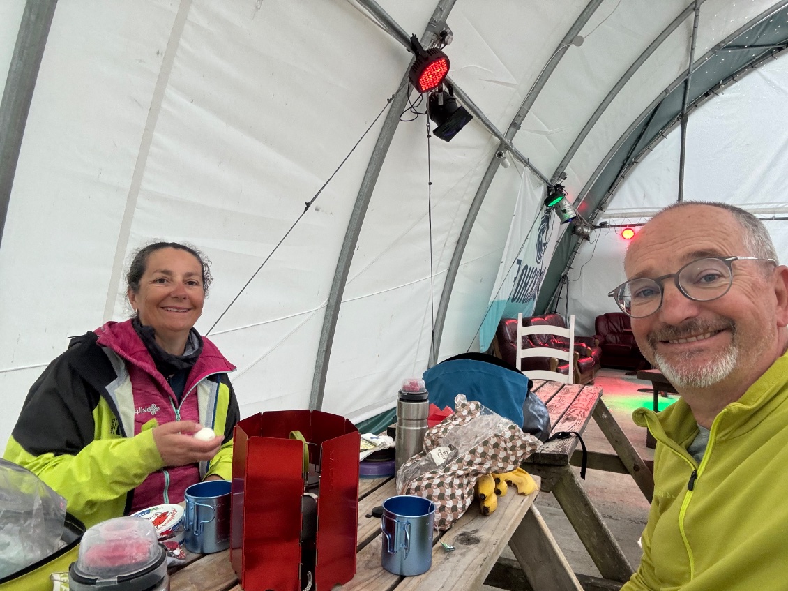 Petit déjeuner à l’abri dans le barnum avec encore les traces de la fête 