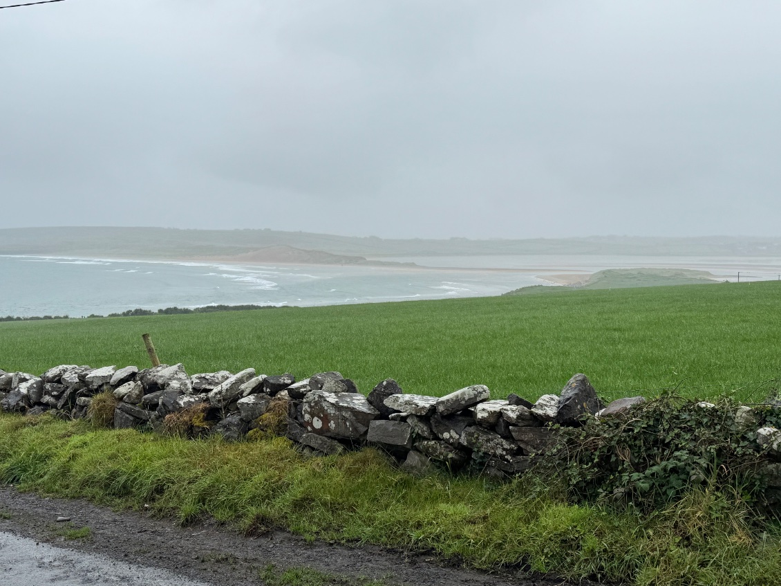 Dans la bruine, la plage de Laken Strand