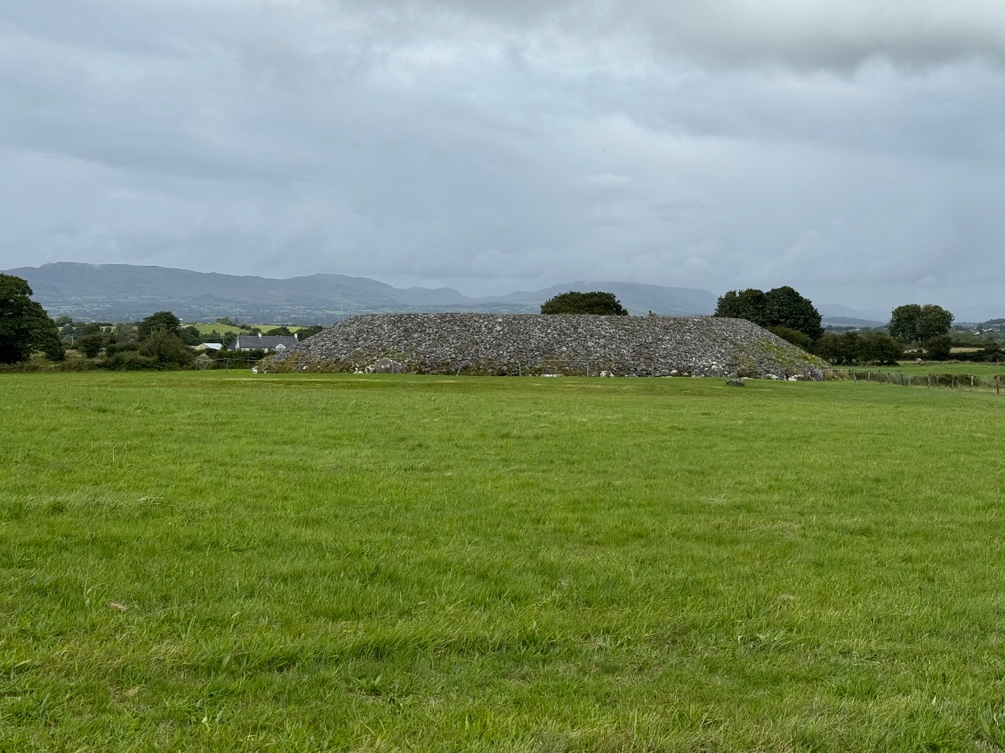 Un tumulus englobant un dolmen