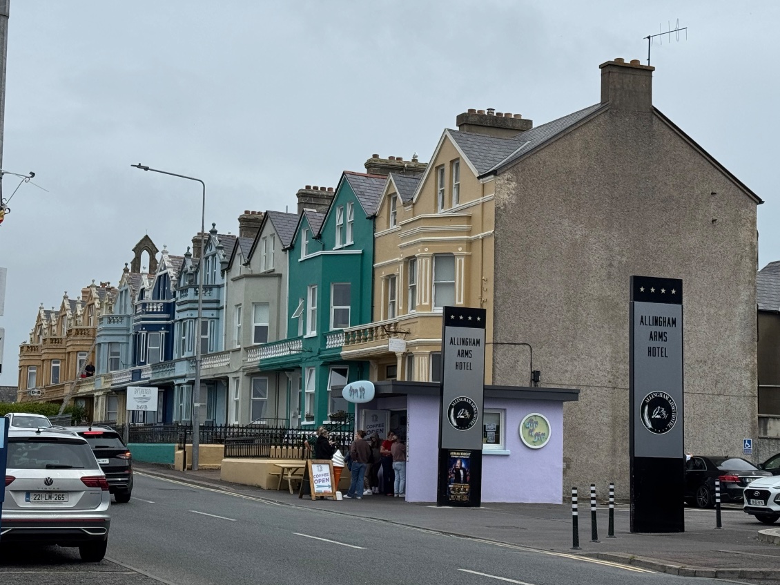 Bundoran et un petit alignement de maison victorienne permis les boutiques de jeux et commerces en ruine…