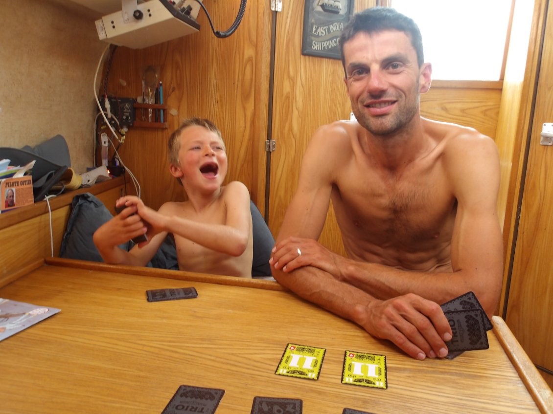 Une petite partie de trio avant le dodo, pas sur que ca aide mais on a bien rit