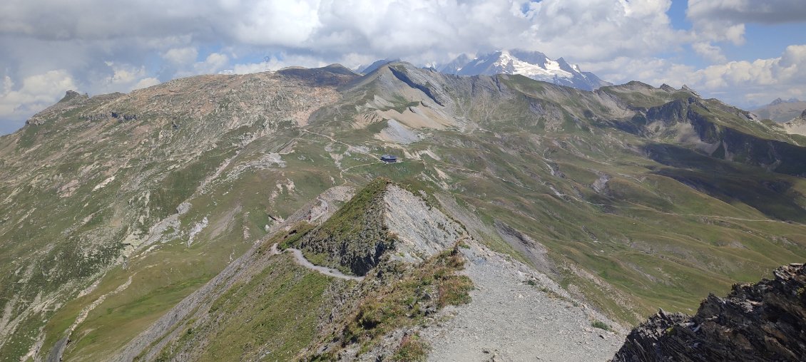 Passge par la crêt de Giites et au loin le refuge du col de la Croix du Bonhomme