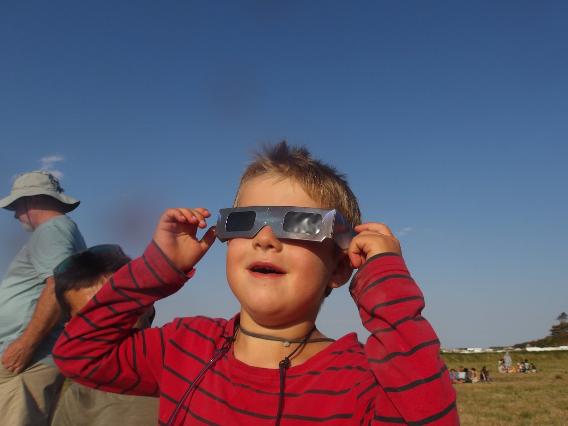 Eclipse du 12 aout : Le soleil commence à se faire grignoter