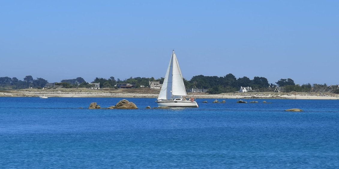 On profite de nos super babysitteurs pour commander une petite séance photo sous voile (et entre les cailloux !) :)