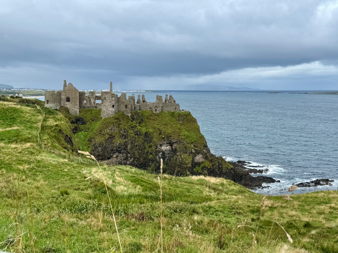 Une pièce au bord de la falaise s’est effondrée et a conduit à l’abandon du château 