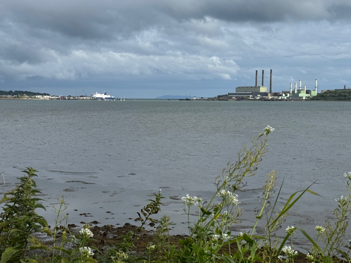 Plus de ferry pour ce petit détroit… snif 😢 On voit également la centrale électrique 