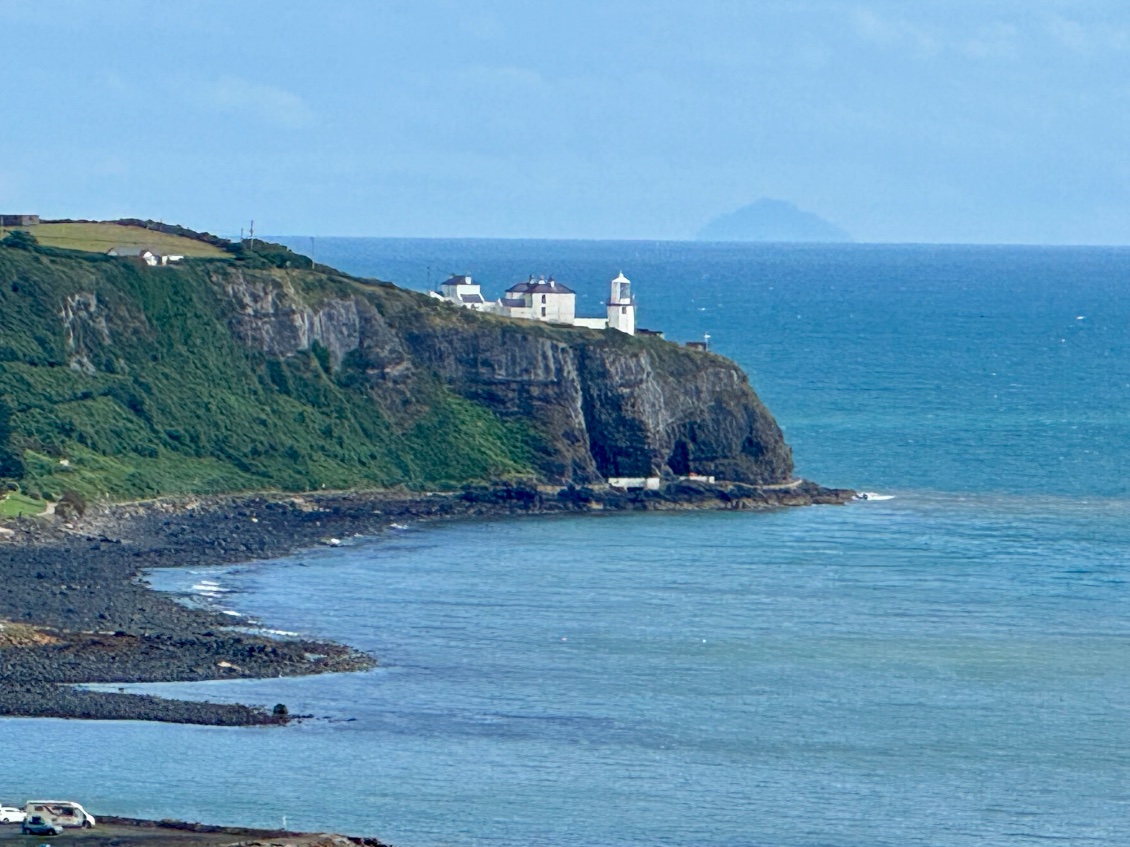 Le phare de Whitehead , le petit rocher au fon c'est Ailsa Craig en Ecosse