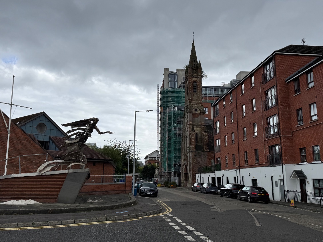 Entrée de Belfast et statue The Flying Angel du quartier « Sailortown »