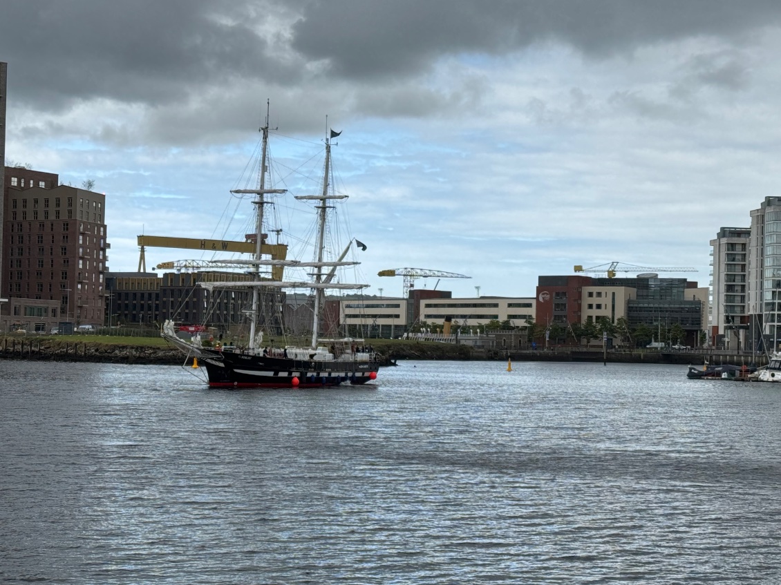 Manoeuvre d'un bateau école dans le port