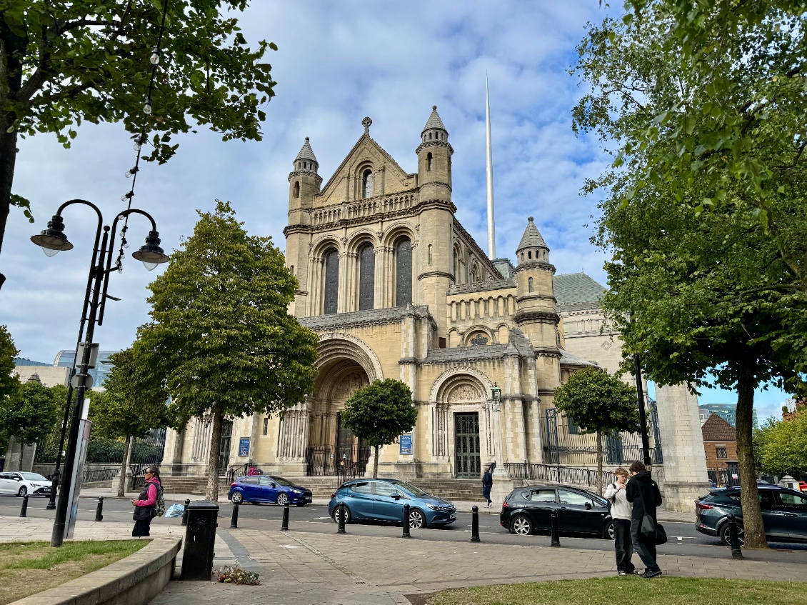 La cathédrale Sainte Anne et sa flèche particulière