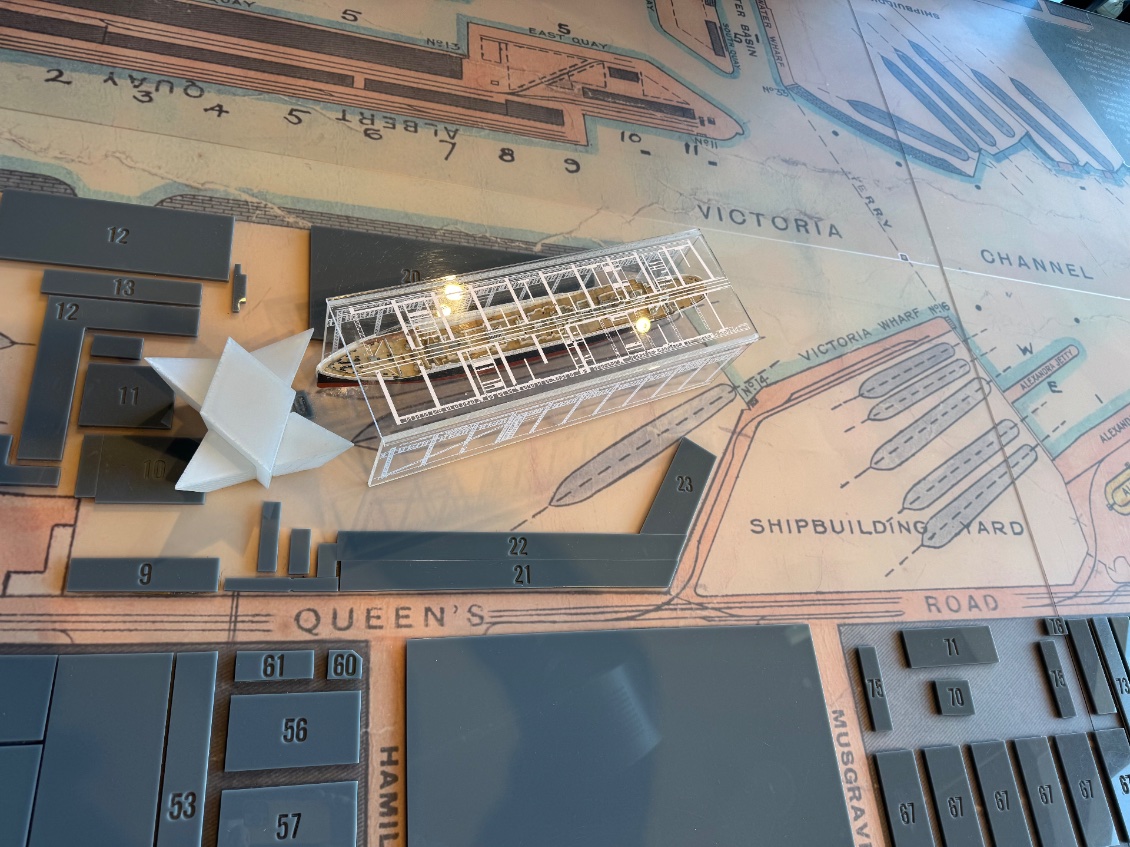 En blanc le musée et à côté le hall spécialement construit pour la construction du Titanic 