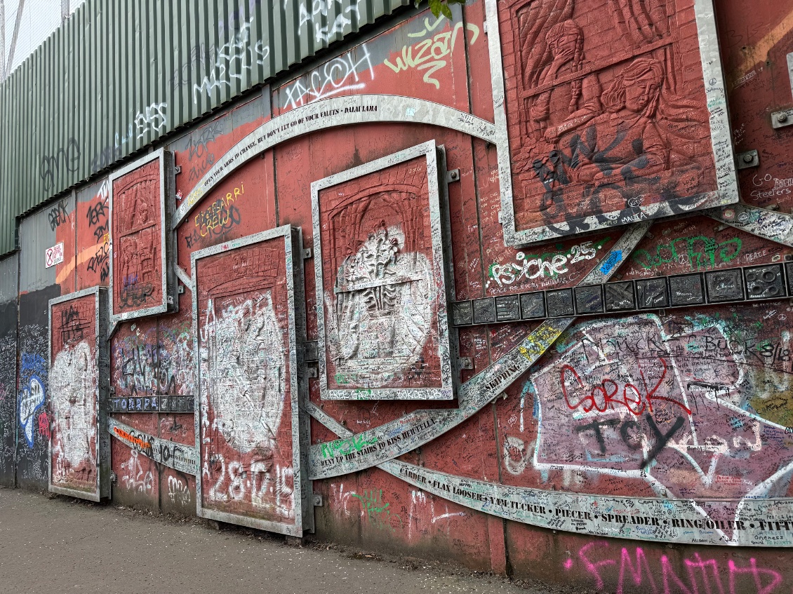 Reliefs avec des messages pour la paix