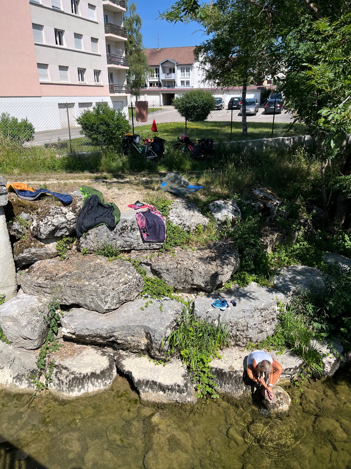 À Pontarlier, c’est la remise à niveau! Douche sauvage dans le Doubs urbain, séchage des duvets au soleil, p’tit dej à l’ombre du pont…