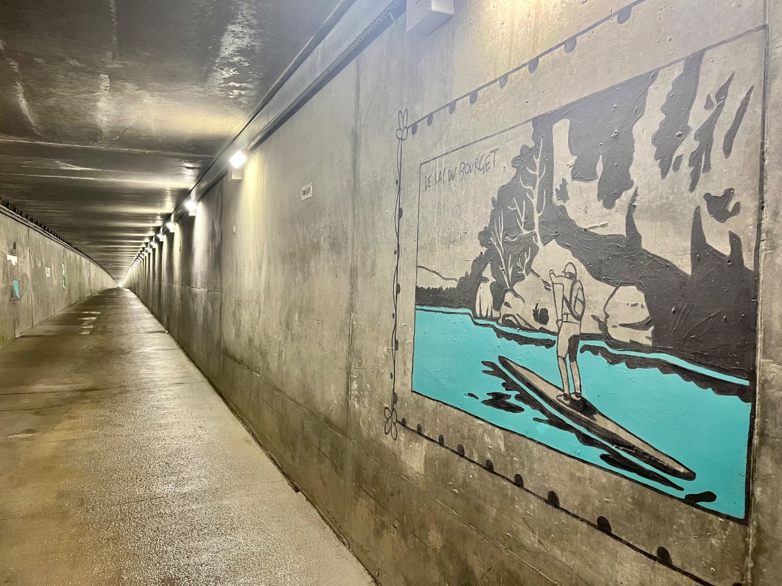 Un paddleur peint sur le mur du tunnel… maintenant c’est sûr on arrive!