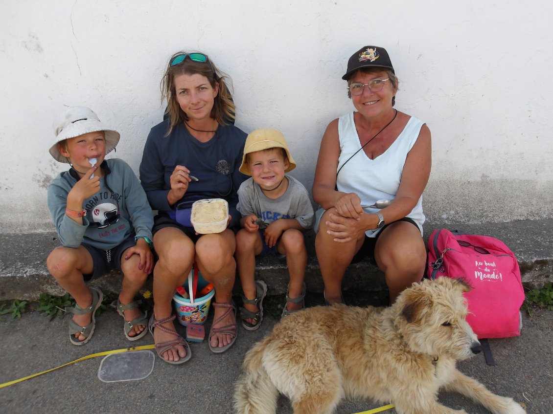 Petite glace récompense après le retour de la plage