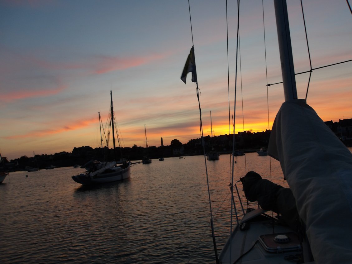 Coucher de soleil avec phare de Batz en fond