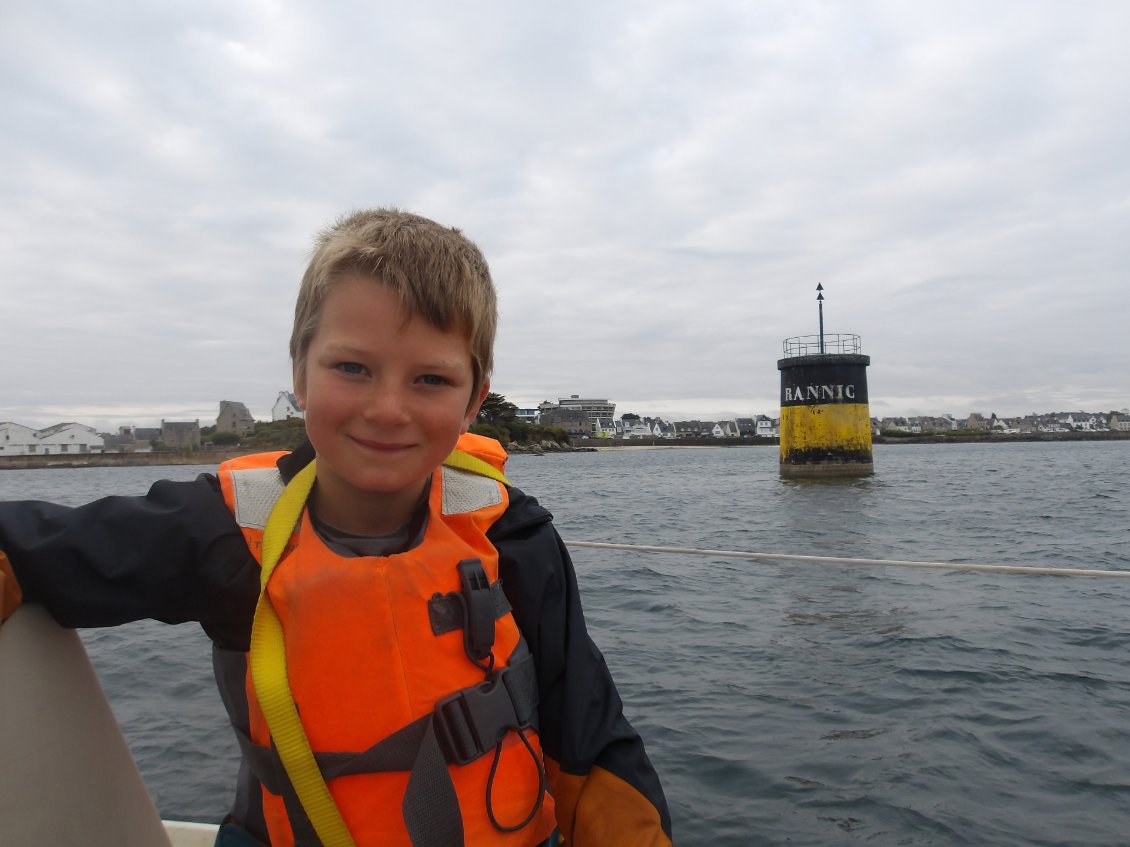 Petite photo de Samuel avec une balise du chenal de l'île de Batz. Il était si fier et heureux de les voir toutes briller la nuit avec le phare de Batz allumé.