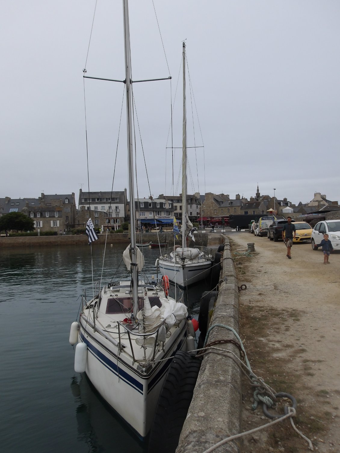 Bien arrivés à Roscoff sur le möle, au poil ! On a toujours nos petits plombs pour que le bateau reste à quai et descende avec la marée sans qu'on ait besoin de rester avec lui. Merci Jean Michel L. pour ta technique <3