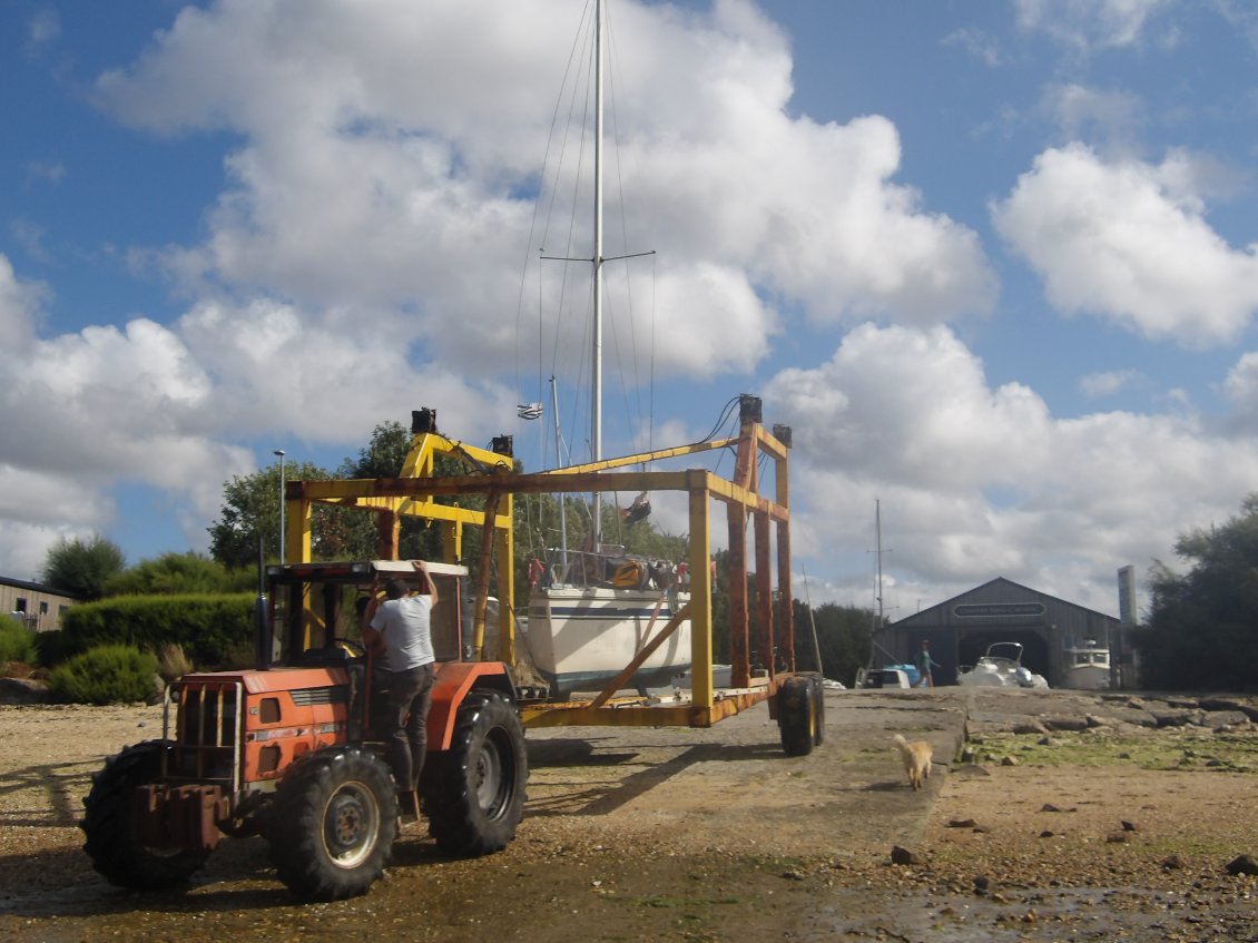 Et hop à l'abri pour l'hiver au chantier naval, au sec