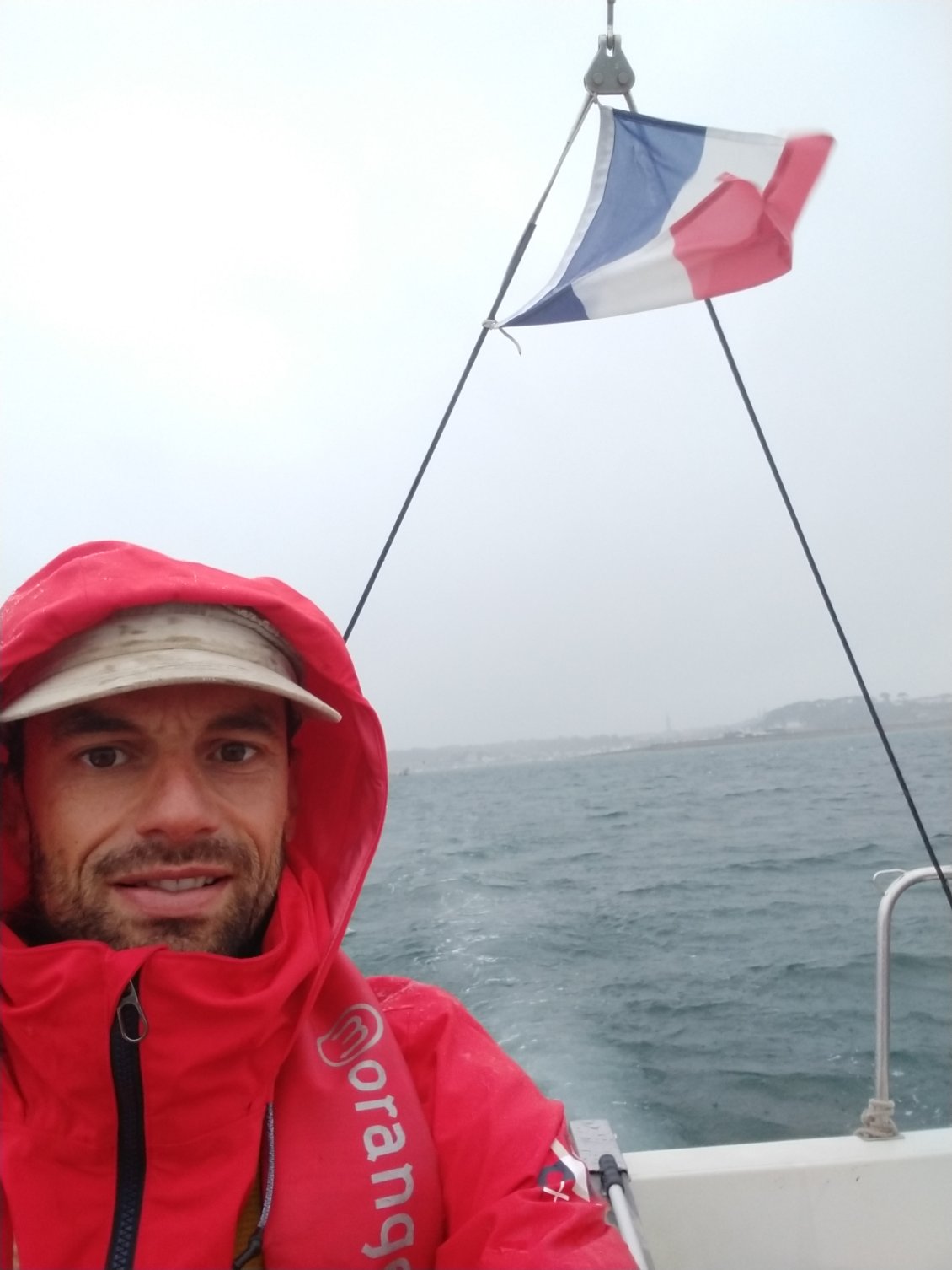 Derniere nav de 30' au moteur sous la pluie. Triste mais c'est la vie ! (les voiles sont au sec)
