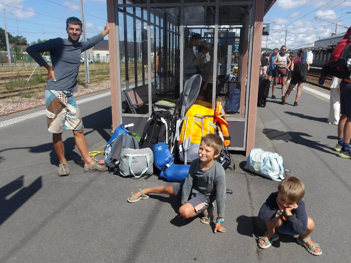 Pose photo à Morlaix, en attendant le train nous menant à Rennes (merci Mamie P. pour l'aide logistique pour rejoindre Morlaix, chiens interdits dans la navette)