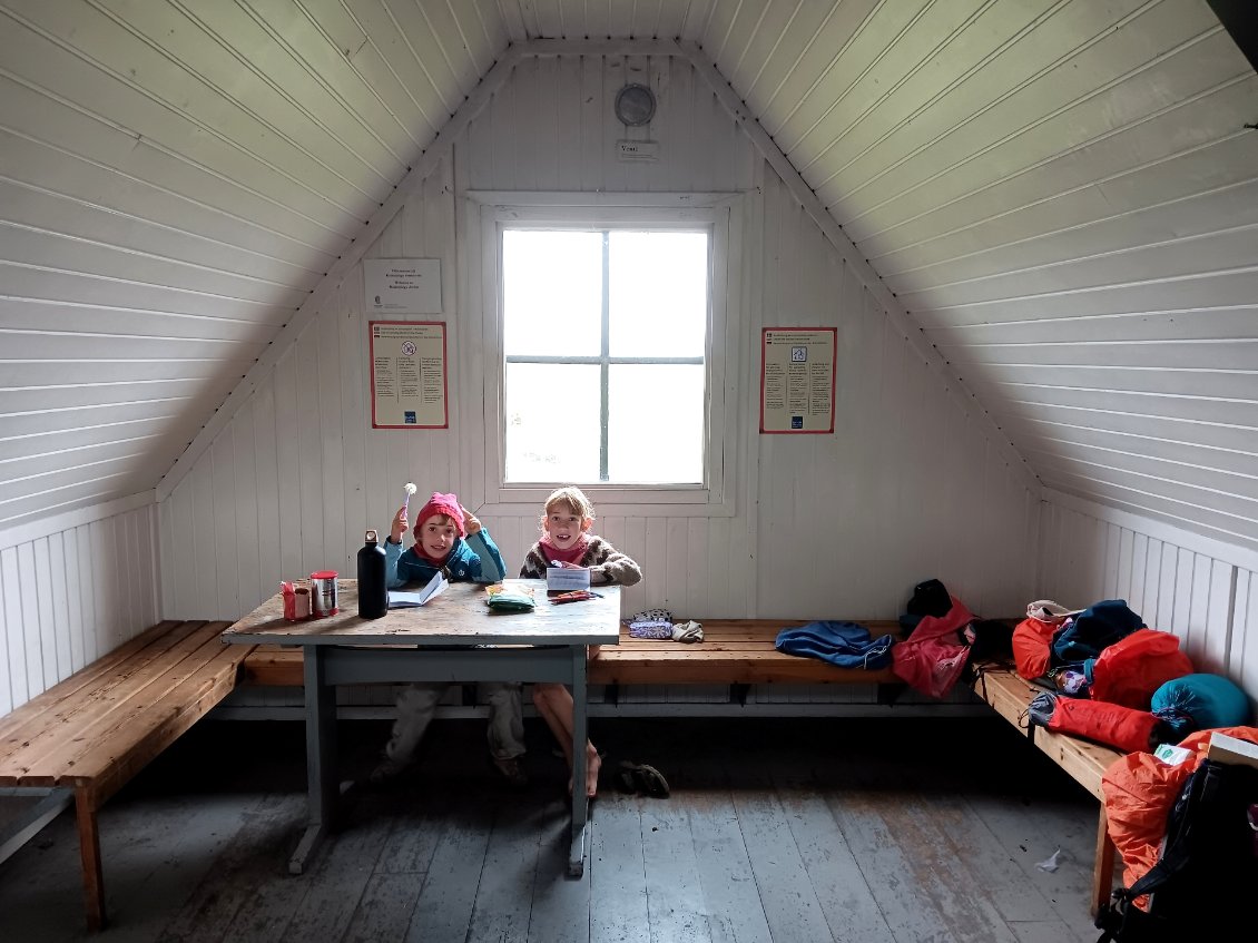 Pour conclure cette courte étape, nous bivouaquons à proximité d'un refuge où est autorisé de passer la nuit en cas d'urgence. Cela nous permet néanmoins de passer la soirée au chaud et au sec.