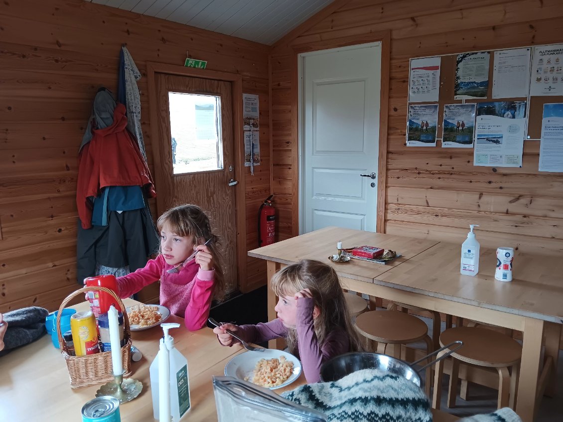 Nous mangeons au chaud, au refuge de Tjäktja.