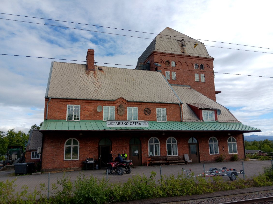 Gare d'Abisko Östra, située à plus de 1 500 km de Stockholm.