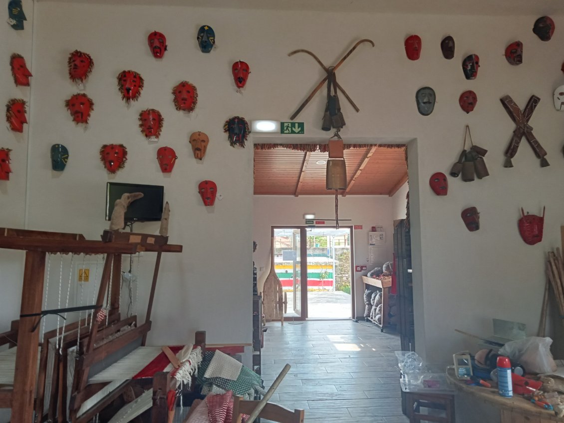 Atelier de masques à Podence
