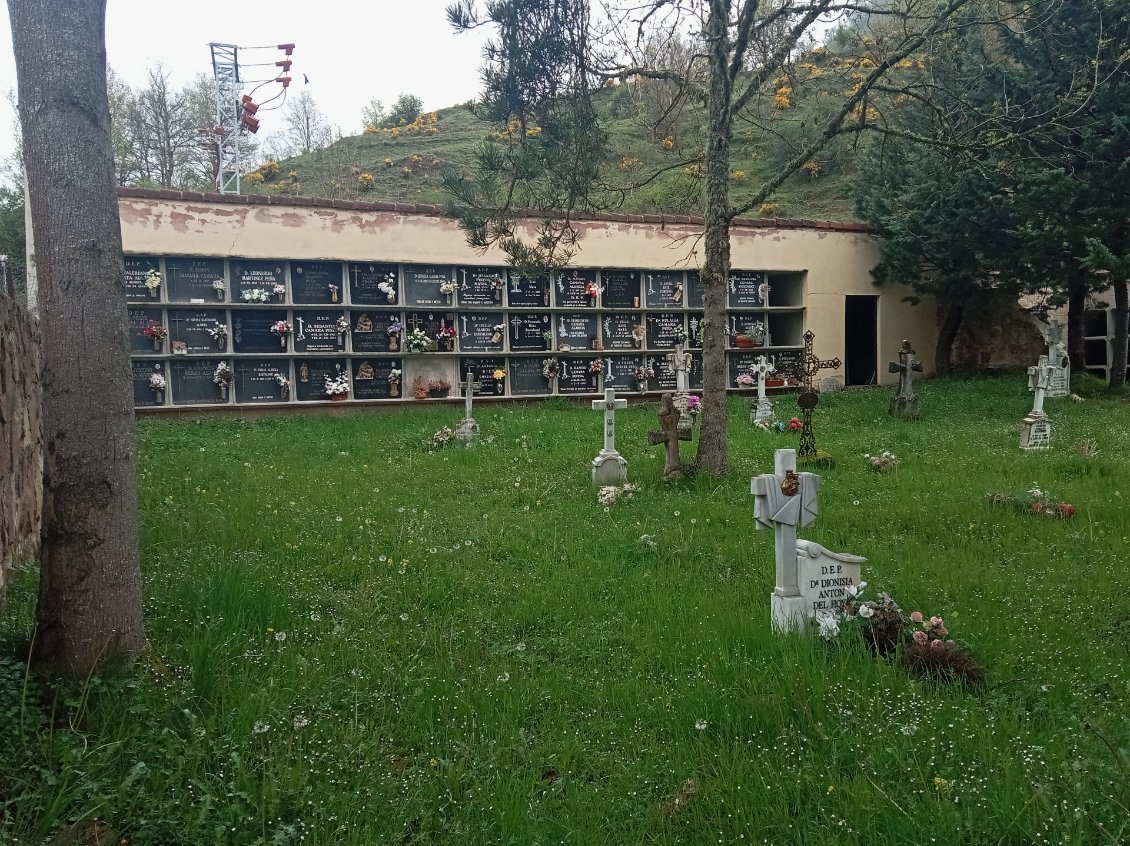 Cimetière de Valmala ; de l'autre côté, des casiers vides attendent des dépouilles qui ne viendront plus, les jeunes sont partis. C'est triste et beau à la fois.