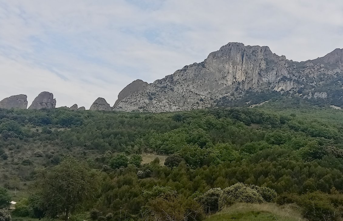 Echine calcaire dans un paysage rappelant le Vercors