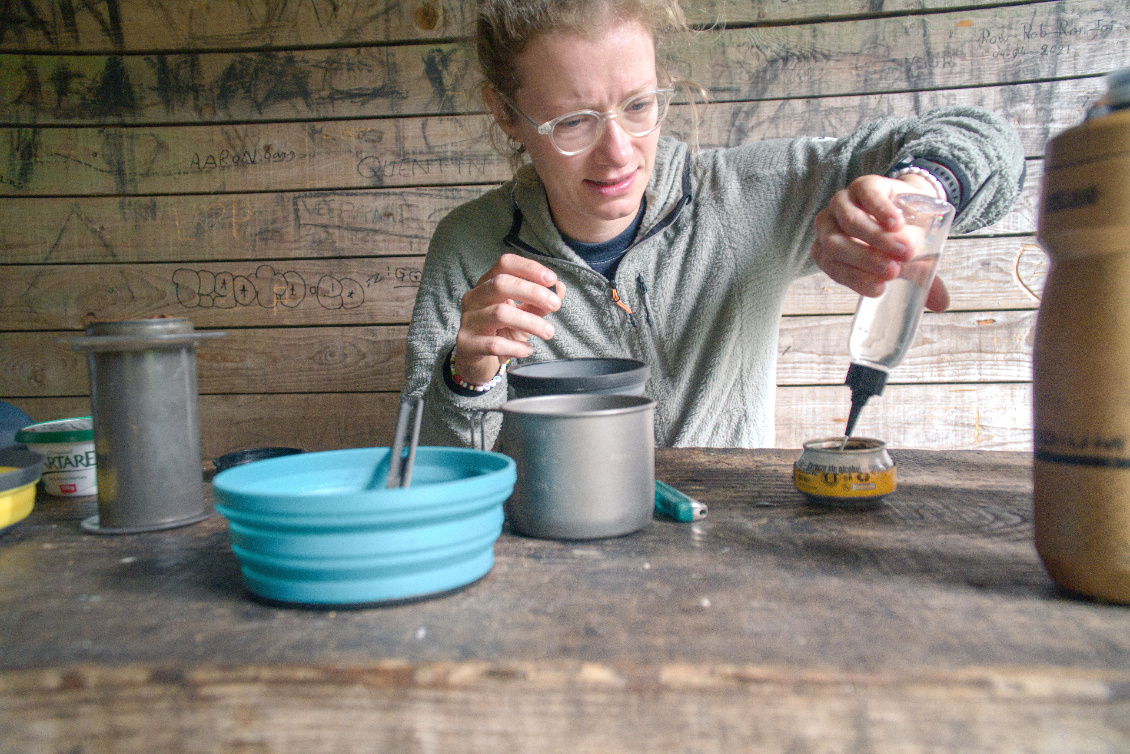Eva et son réchaud à alcool maison pour le petit dej’, ou comment prendre un supplément de satisfaction DIY avec ses flocons d’avoine.