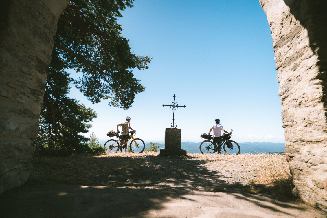 Retardateur programmé, nous prenons la pose devant la chapelle de Saint-Martin-du-Froid.