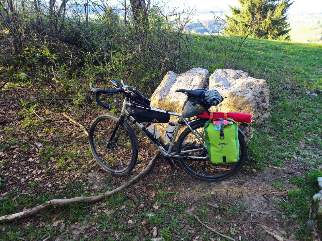Vélo de route Trek de 2013 modifié (roues/pneus et transmission).