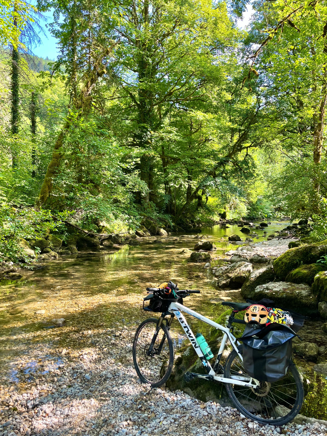 VTT Btwin de 2015 avec suspension avant, adapté avec des pneus 35 mm.