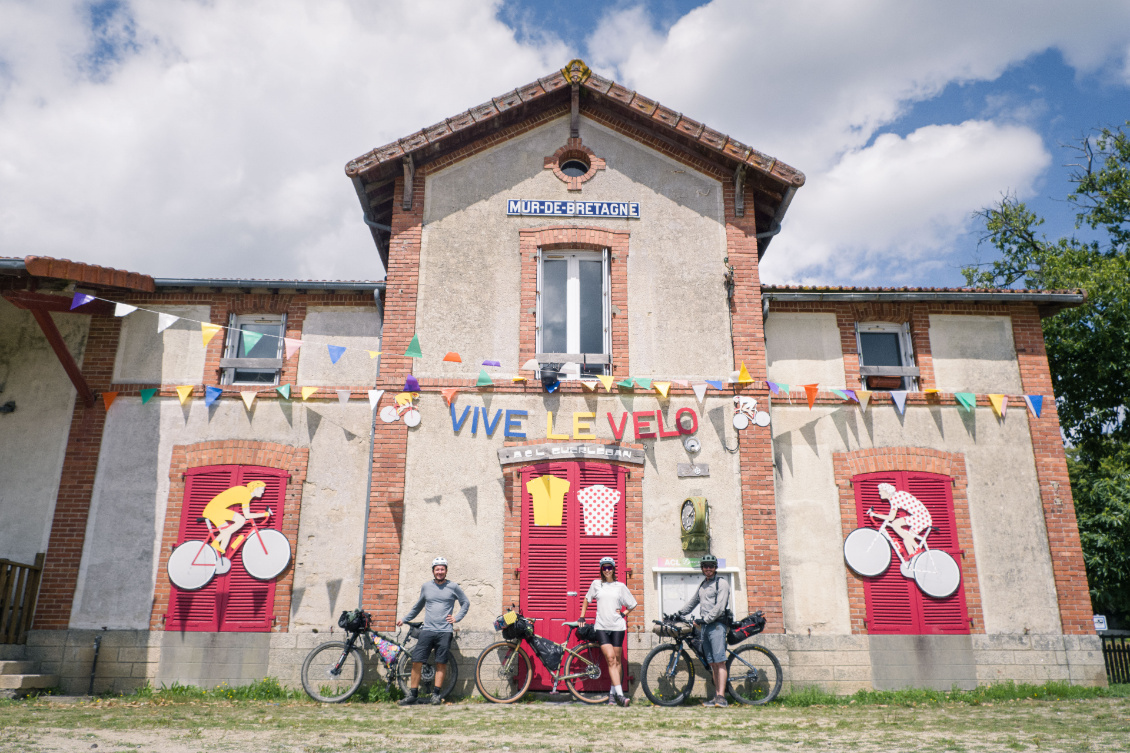 Sur les traces du Tour de France avec Erwan qui revient aussi d’une traversée des Amériques. Vive le vélo !
