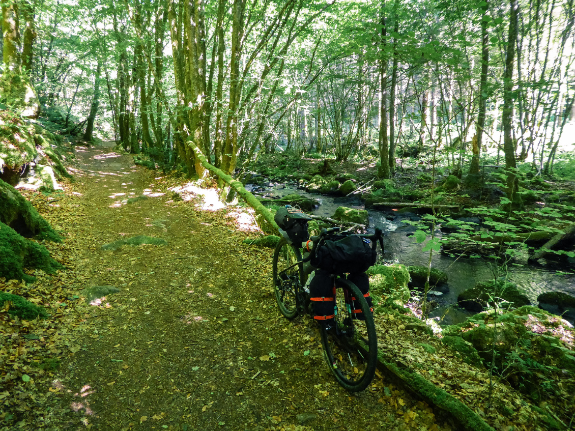 Photo : Manon sur la Grande Traversée du Morvan gravel