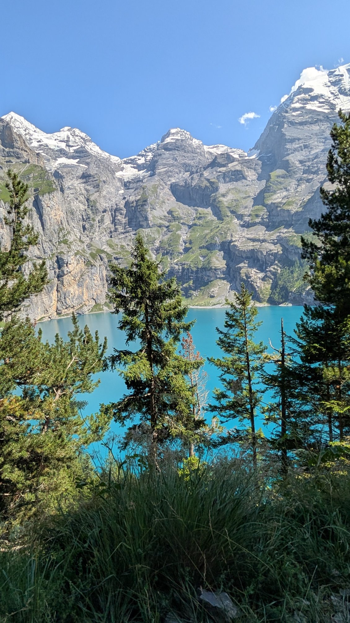 Lac de d'Oeschinen dans la vallée de keintal - Suisse